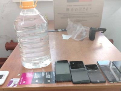 
                    Запрещенные предметы пытались пронести в колонию в Семее 
                