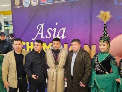 
                    Казахстанских борцов торжественно встретили в Алматы
                