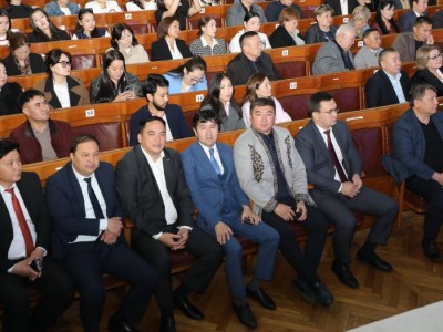 
                    Советник Президента встретился в Алматы с работниками социокультурных кругов и силовиками 
                