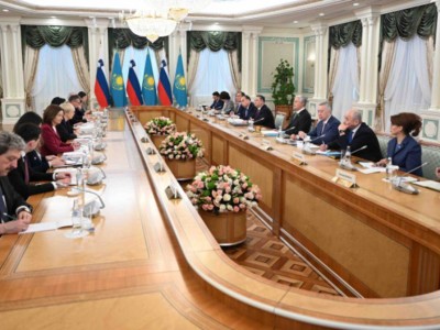
                    Президенты Казахстана и Словении провели переговоры в расширенном формате
                