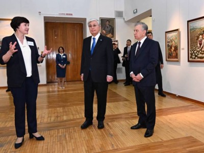 
                    Президенты Казахстана и Узбекистана осмотрели выставку картин Абылхана Кастеева и Урала Тансыкбаева
                