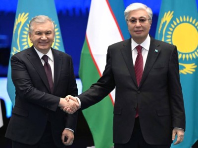
                    Токаев провел неформальную встречу с Президентом Узбекистана
                