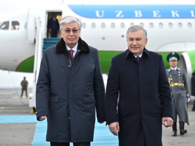 
                    Шавкат Мирзиёев прибыл с рабочим визитом в Казахстан
                