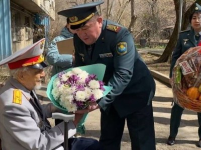 
                    80-летие Победы: в Алматы гвардейцы почтили 101-летнего ветерана войны
                