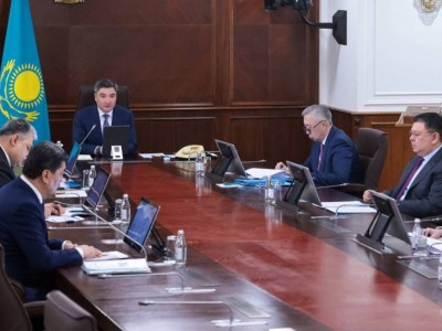 
                    На заседании Правительства Бектенов раскритиковал систему управления отходами 
                