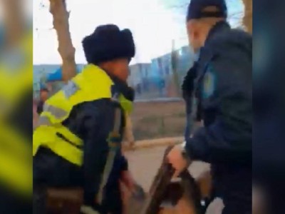 
                    Полицейские спасли мужчину и ребенка, потерявших сознание, из задымленной квартиры в Кокшетау
                