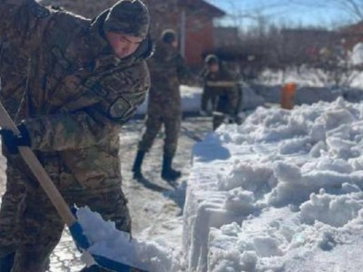 
                    Тазару күні: Гвардейцы очистили территорию детского дома от снега в Астане
                