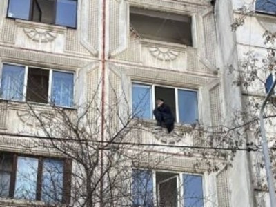 
                    Секунды до трагедии: гвардеец успел спасти женщину в Алматы 
                