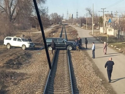 
                    Остановили поезд: внедорожник застрял между рельсами в Казахстане
                
