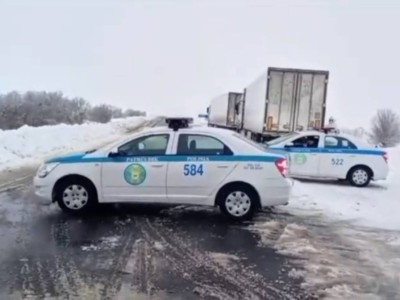 
                    Непогода в Казахстане: патрульная полиция оказывает помощь водителям в области Абай
                