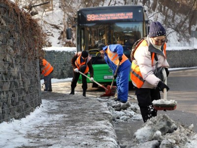 
                    Около 200 рабочих и 80 единиц спецтехники задействованы для уборки улиц в Медеуском районе Алматы
                