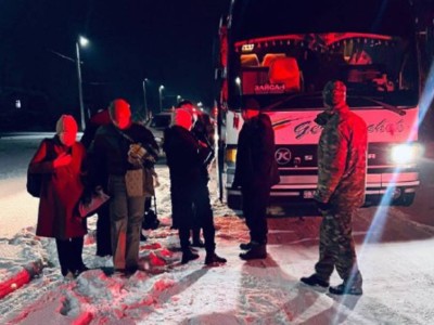 
                    Снег, метель: 100 пассажиров автобусов спасли сотрудники МЧС в области Абай
                