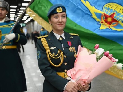 
                    Более 100 прыжков в небо: десантница Балжан Мусатаева получила награду от Президента
                