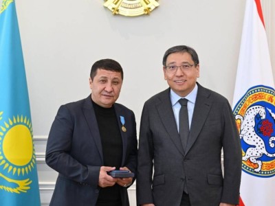 
                    По поручению Главы государства аким Алматы наградил героя, спасшего сотрудницу аэропорта
                