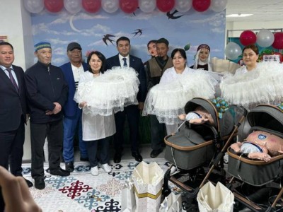 
                    Аким Туркестанской области поздравил многодетную мать, родившую тройню
                