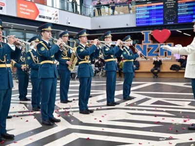 
                    Военные музыканты оригинально поздравили с 8 Марта казахстанских женщин
                