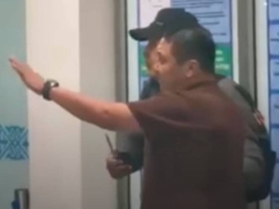 
                    Токаев наградил мужчину, обезвредившего преступника в аэропорту Алматы
                