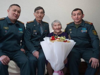 
                    В Алматы военнослужащие поздравили женщин-ветеранов Великой Отечественной войны
                