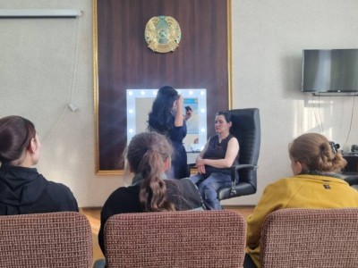 
                    Осужденных-женщин обучили макияжу в колонии Караганды  
                