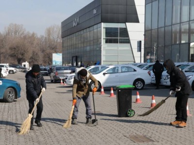 
                    Пять тонн мусора собрали работники предприятия во время уборки улиц в Алматы 
                