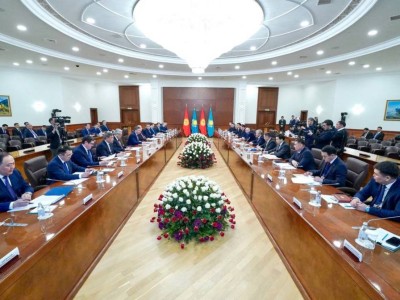 
                    Премьер-министры Казахстана и Кыргызстана обсудили меры по укреплению торгово-экономического сотрудничества
                