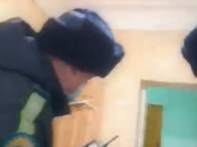 
                    Пьяная девушка хотела спрыгнуть с третьего этажа гостиницы в Уральске
                
