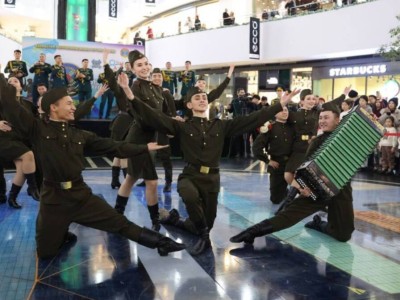 
                    80-летие Победы: гвардейцы провели зрелищное выступление в "Хан Шатыре"
                