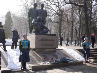
                    В Алматы почтили память воинов-интернационалистов
                