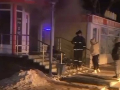
                    Спасатели при пожаре эвакуировали 25 человек в Костанае
                
