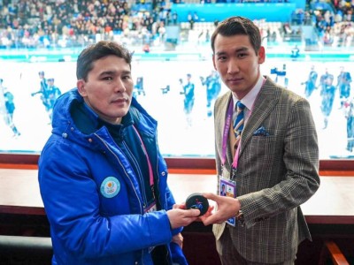 
                    Вице-президент Международной федерации хоккея подарил Ерболу Мырзабосынову хоккейную шайбу
                