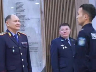 
                    90 молодым полицейским вручили первые офицерские погоны в Алматы 
                