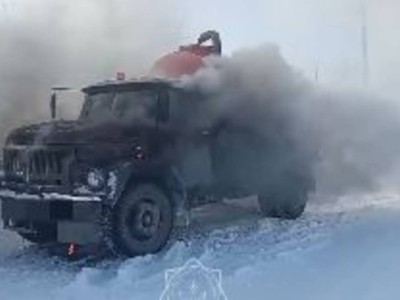 
                    Грузовик загорелся на дороге в Семее
                
