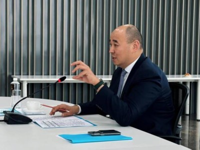 
                    Канат Шарлапаев провел встречу с участниками «Талдау мектебі» при Сенате 
                