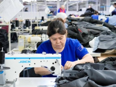 
                    В Астане шьют спецодежду для руководителей и рабочих предприятий 
                