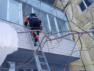 
                    Пять человек спасли пожарные из горящей квартиры в Астане
                