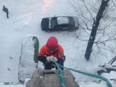 
                    Ребенок спас астанчанку, запертую на морозе на балконе
                