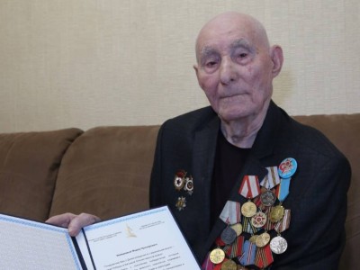 
                    101-летнего ветерана поздравили с предстоящим 80-летним юбилеем Победы в ВОВ
                