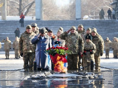 
                    В парке им. 28 гвардейцев-панфиловцев прошла торжественная церемония возложения венков в честь героев ВОВ
                