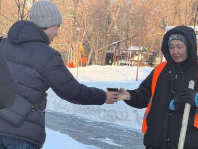 
                    В Алматы молодежь раздавала горячий чай работникам коммунальных служб
                