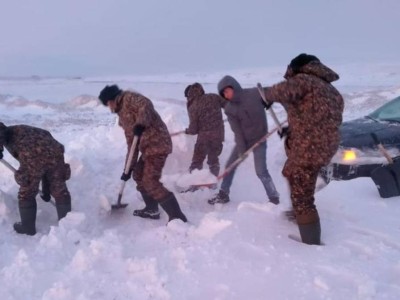 
                    На вездеходе довезли до кареты скорой помощи женщину в Карагандинской области
                