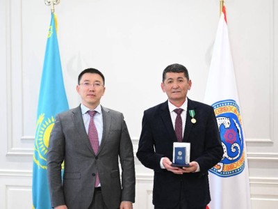 
                    Президент наградил медалью «Шапағат» водителя общественного транспорта Алматы 
                