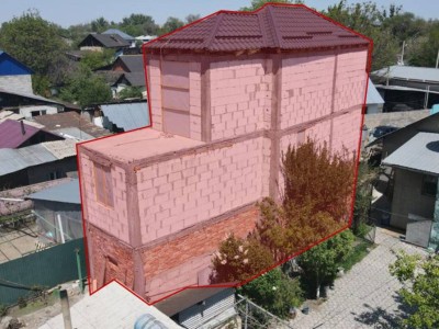 
                    Незаконный трехэтажный дом сносят в Алматы 
                