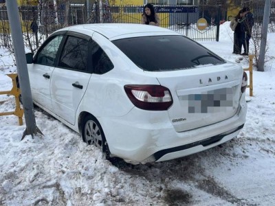 
                    В Костанае блогер врезался в ограждение 
                