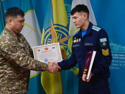 
                    Курсант военно-воздушной академии Асет Сакенов спас человека при пожаре в Риддере
                