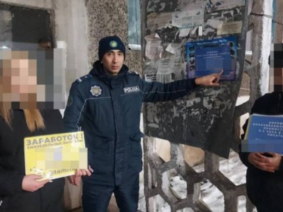 
                    В Караганде девушки расклеивали листовки с наркорекламой
                