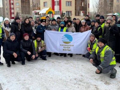 
                    В Астане коммунальным работникам раздали чай и баурсаки
                