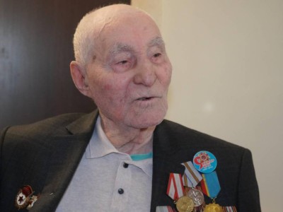 
                    В Алматы военнослужащие поздравили ветерана войны с днем рождения
                
