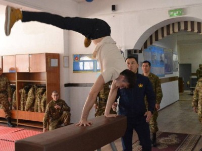 
                    Известный спортсмен Нариман Курбанов провел мастер-класс для военнослужащих в Алматы
                