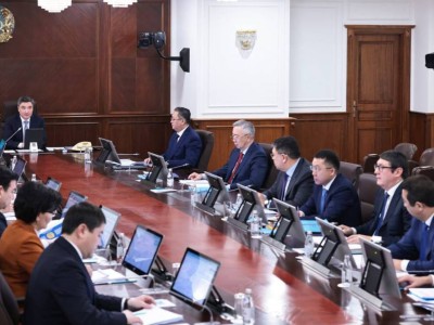 
                    Год рабочих профессий: Правительство примет меры для повышения статуса человека труда 
                