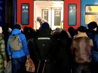 
                    Нацперевозчик эвакуировал около 400 человек из-за закрытия трасс в четырех регионах
                